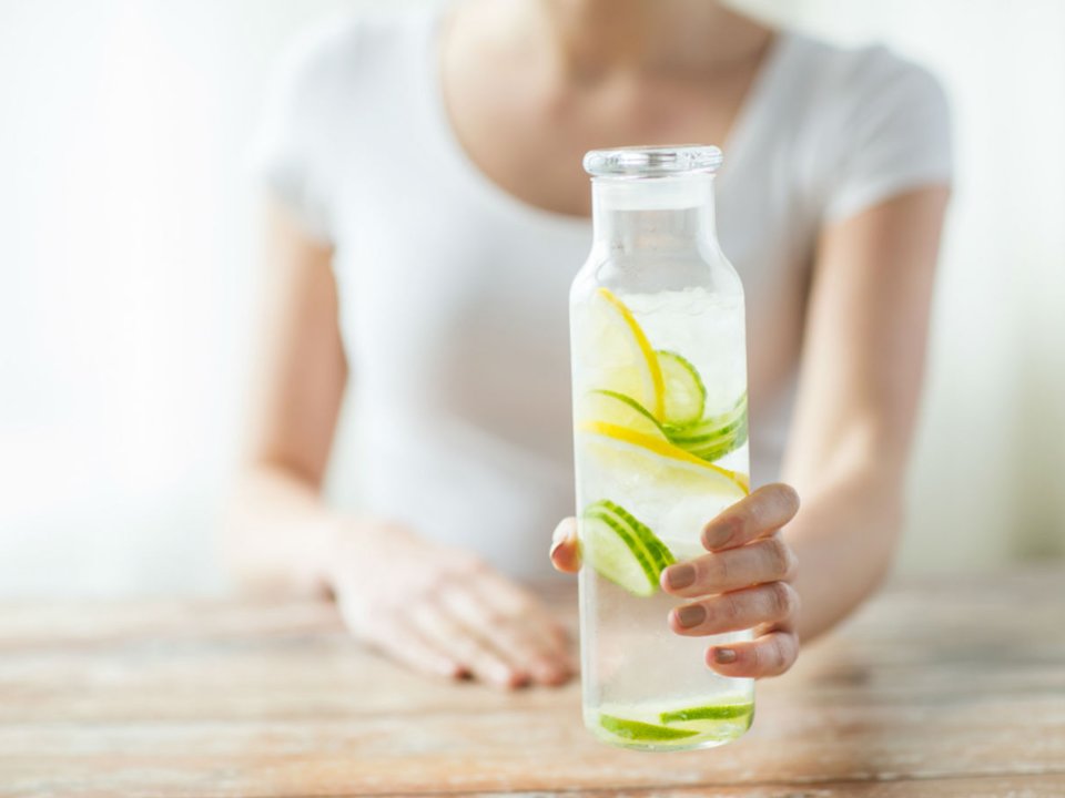 A citromos- és cayenne borsos víz fogyasztása fáradtságot, émelygést és szédülést okozhat. Syda Productions / Shutterstock