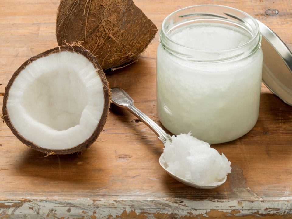 A kókuszolaj egy telített zsír, mely esetleges fogyasztó hatása nélkülöz mindenfajta tudományos bizonyítékot. photographyfirm / Shutterstock