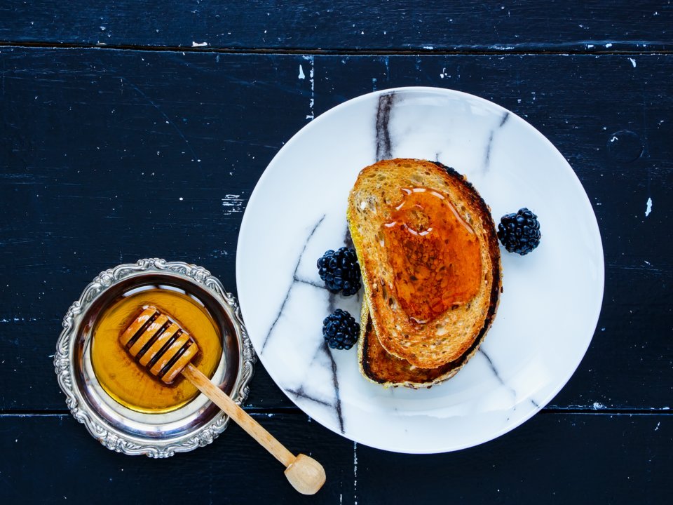 A cukor és a méztúlzott fogyasztás aegyaránt súlygyarapodást eredményezhet. Shutterstock
